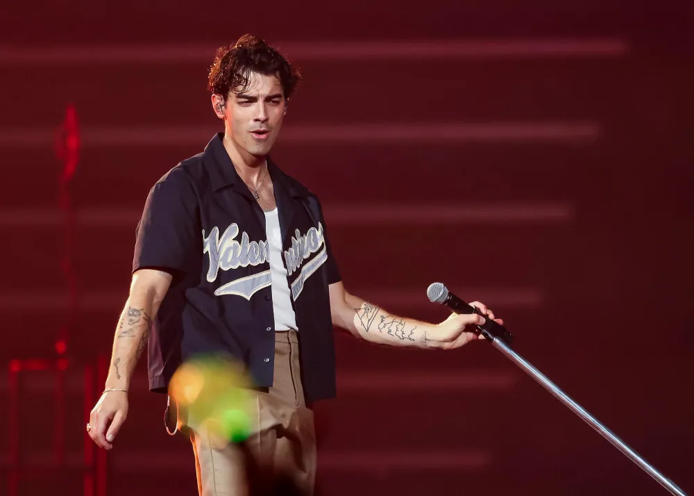 Joe Jonas Shares Cryptic Mirror Reminder Hes at The Right Place and Doing the Right Thing