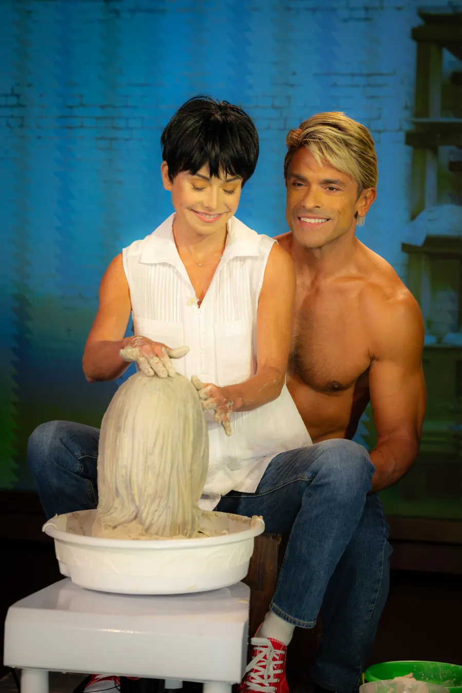 Kelly Ripa and Mark Consuelos Go All Out With Couples Halloween Costume