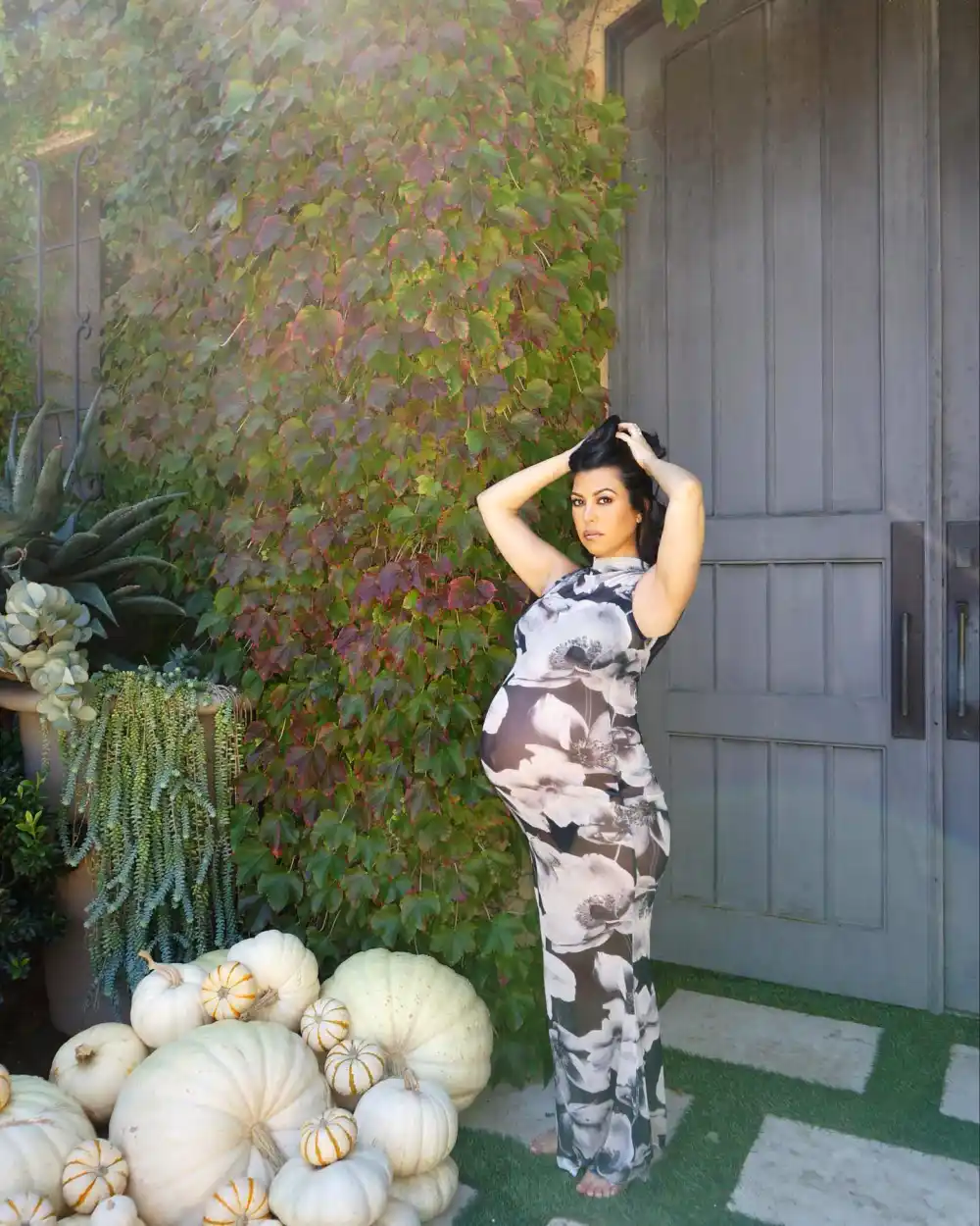 Kourtney Kardashian Shares Bumpdate: &lsquo;&rsquo;Tis the Season&rsquo;