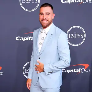 Travis Kelce Hilariously Accepts On the Map Friendship Bracelet From Swifie 3