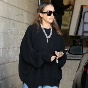 Jessica Alba in baggy jeans