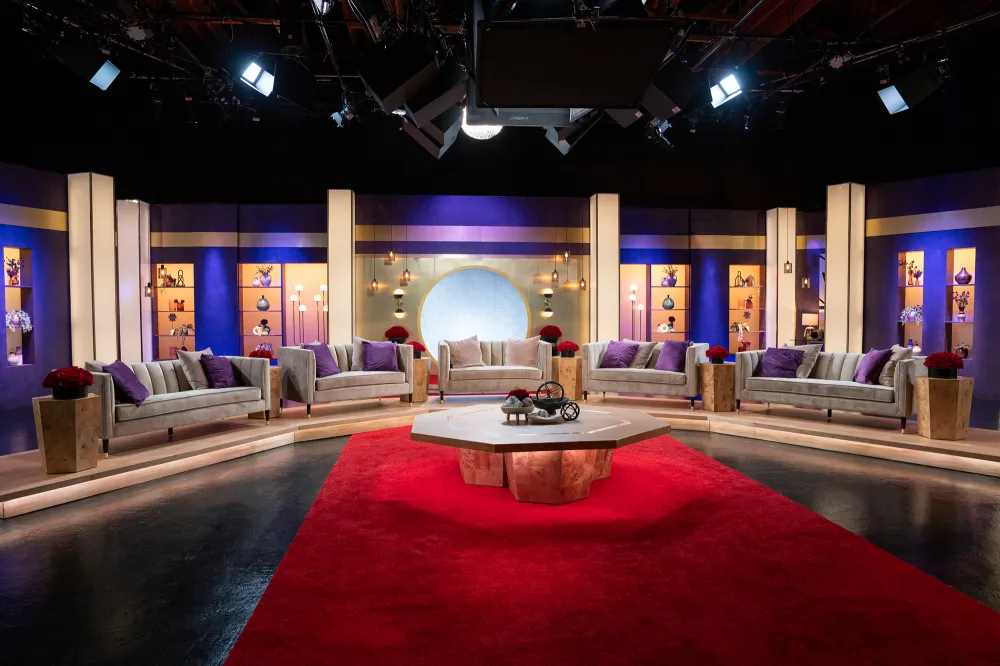 &lsquo;Love Is Blind&rsquo; Season 5 Reunion Trailer Pokes Fun at Live Fail Last Season