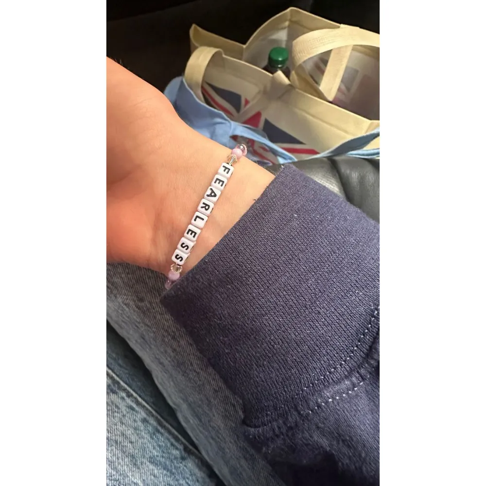 Sophie Turner Shares Pic of &lsquo;Fearless&rsquo; Friendship Bracelet After Taylor Swift Hangouts