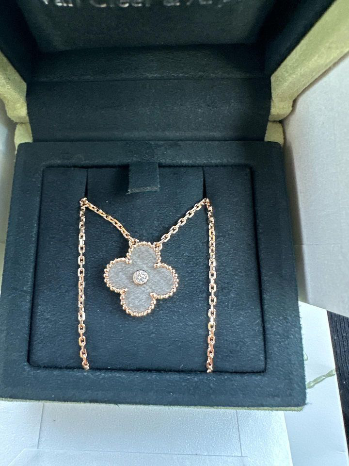 VCA Holiday Pendant 2023,Van Cleef & Arpels Holiday Pendant 2024