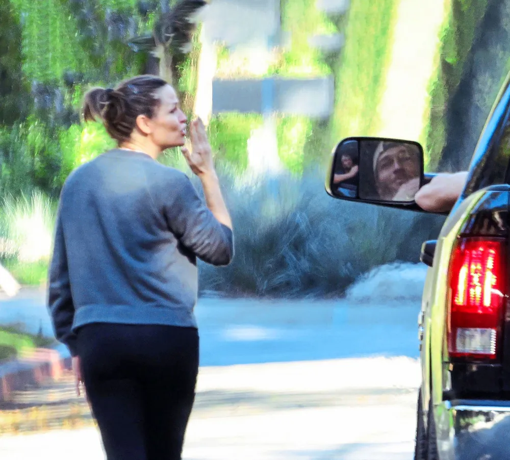 2350 Luxury Handbag Shopping Jennifer Garner Blowing Kiss