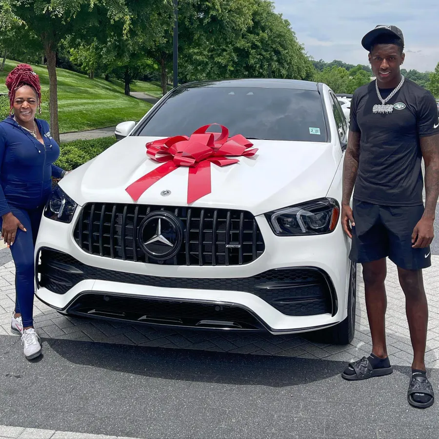 Get to Know the Most Beloved NFL Moms Donna Kelce and More Parents of Football Players 0684