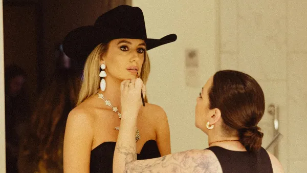 Feature All About Lainey Wilson CMAs 2023 Outfits