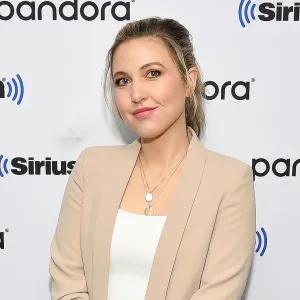 Feature Who Is Taylor Tomlinson 5 Things About the New CBS Late Night Host