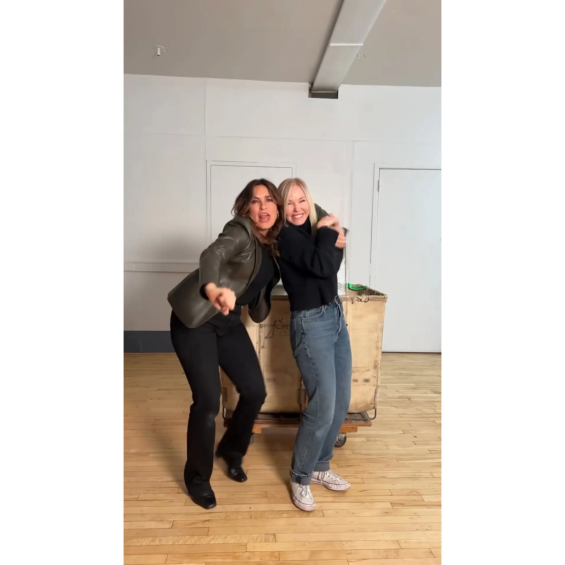 Kelli Giddish Announces Her Return to Law Order SVU in Video With Costar Mariska Hargitay