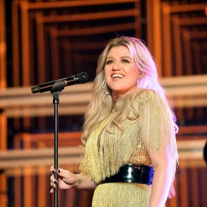 Kelly Clarkson Reveals Embarrassing Wardrobe Malfunction On Since U Been Gone Music Video Set 755
