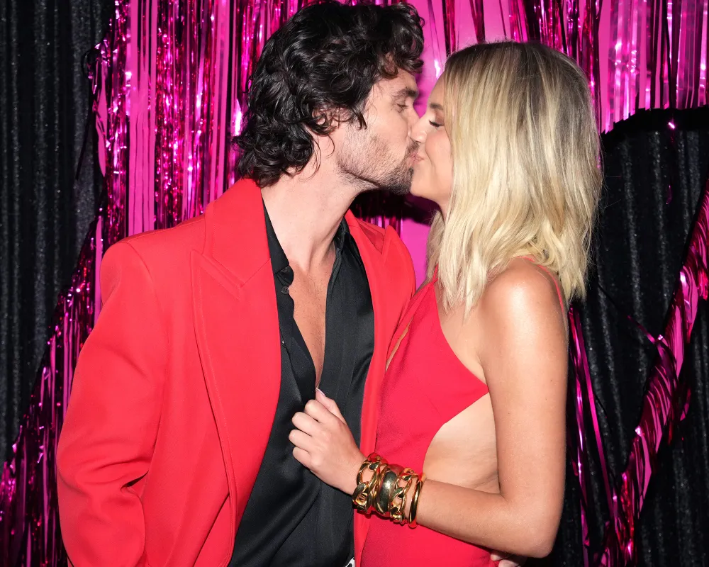 Kelsea Ballerini Approves of Taylor Swift and Travis Kelce's Kiss &mdash; Like Hers With Chase Stokes!