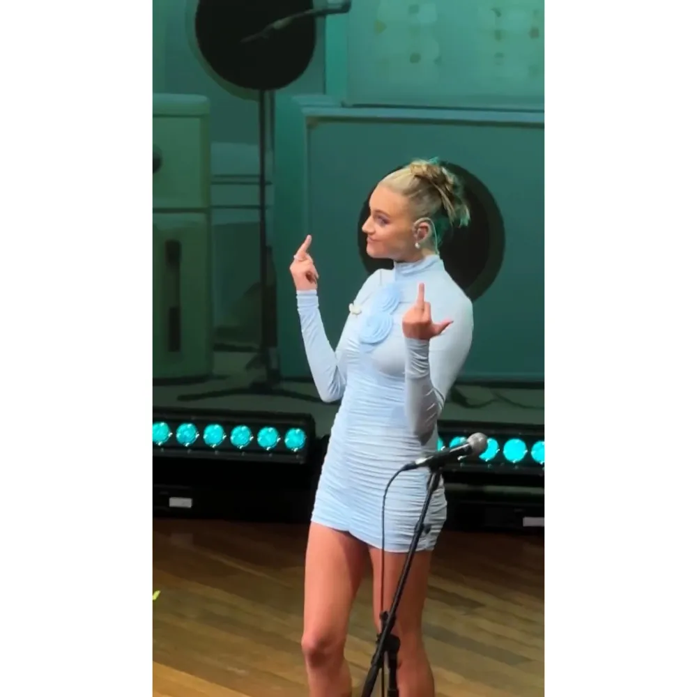 Kelsea Ballerini Flips The Bird Following Blindsided Performance