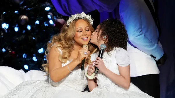 Mariah Carey s Twins Monroe and Moroccan Present Her With Chart Achievement Award at BBMAs