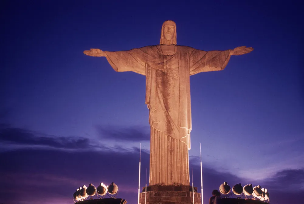 Mayor of Rio de Janeiro Eduardo Paes Wants Taylor Swift Shirt to Project on Jesus Christ Statue 017