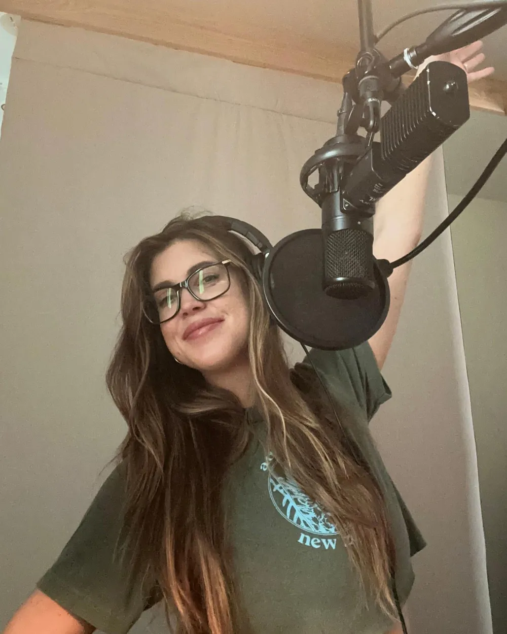 Singer Jessica Carter Altman Teases New Music, Talks Being Inspired By Mom Lynda Carter