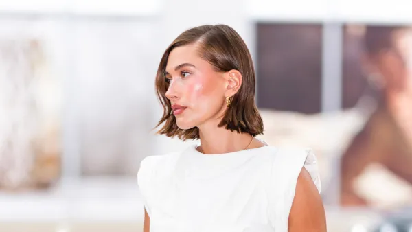 hailey-bieber-travel-lint-roller