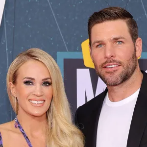 Carrie Underwood Applauds Mike Fisher for Reindeer Costume Ladies Get You a Man Who Will Wear a Red Nose & Antlers 529