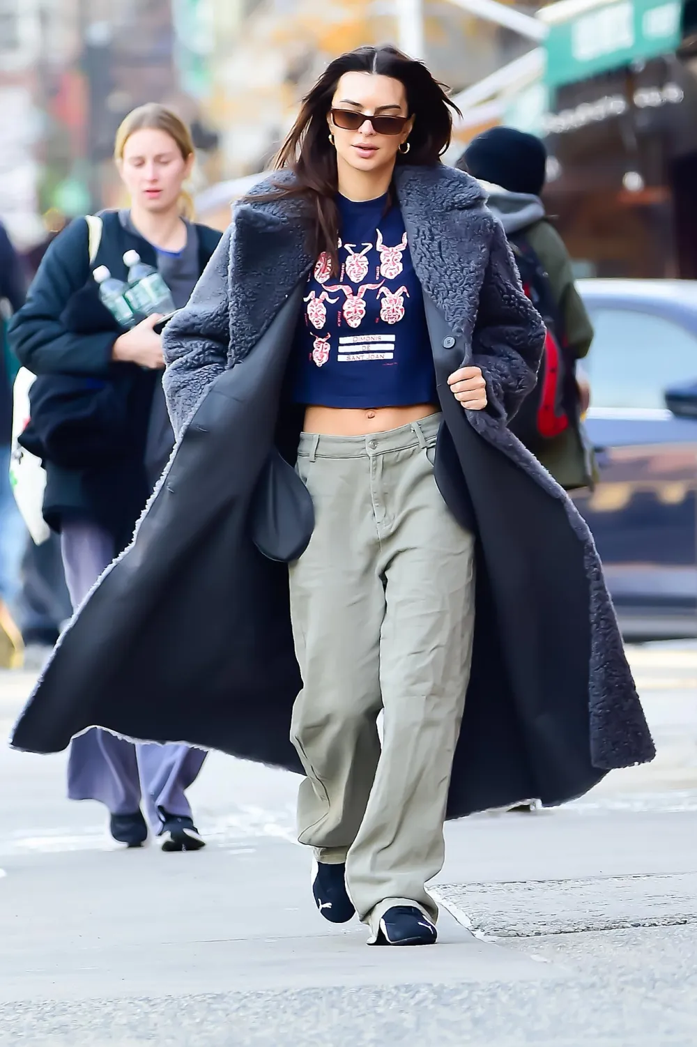 Emily Ratajkowski Makes a Case for a Cold Weather Crop Top 2