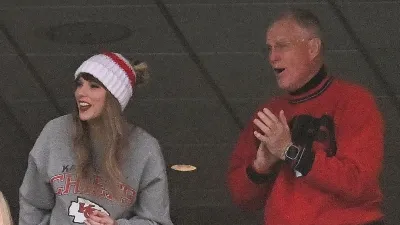 Feature Taylor Swift Father Scott Swift Was in Total Dad Mode During Chiefs Game
