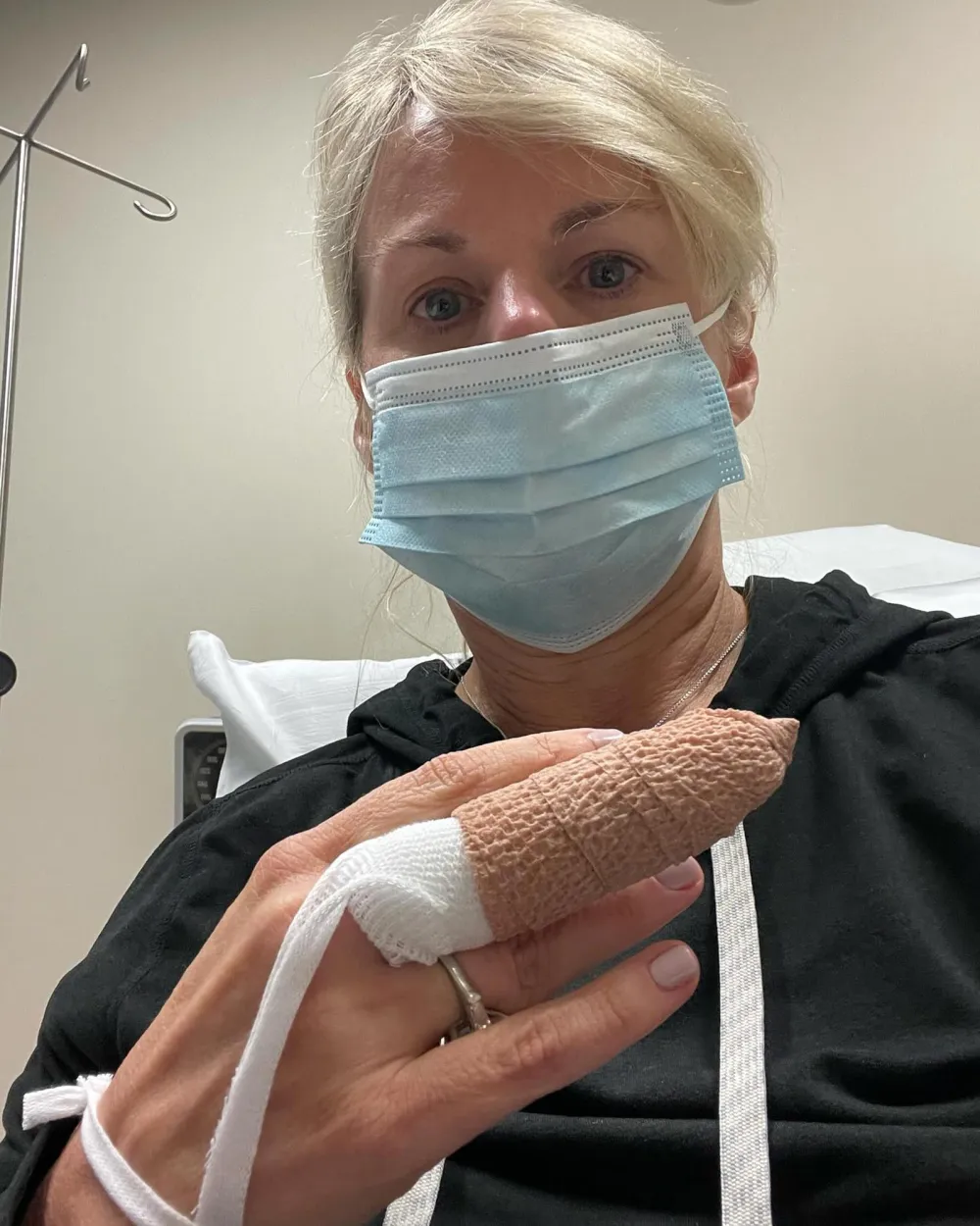 Gretchen Carlson Almost Lost Finger Cutting Onion, Jokes She&rsquo;s Giving The Finger Amid Recovery
