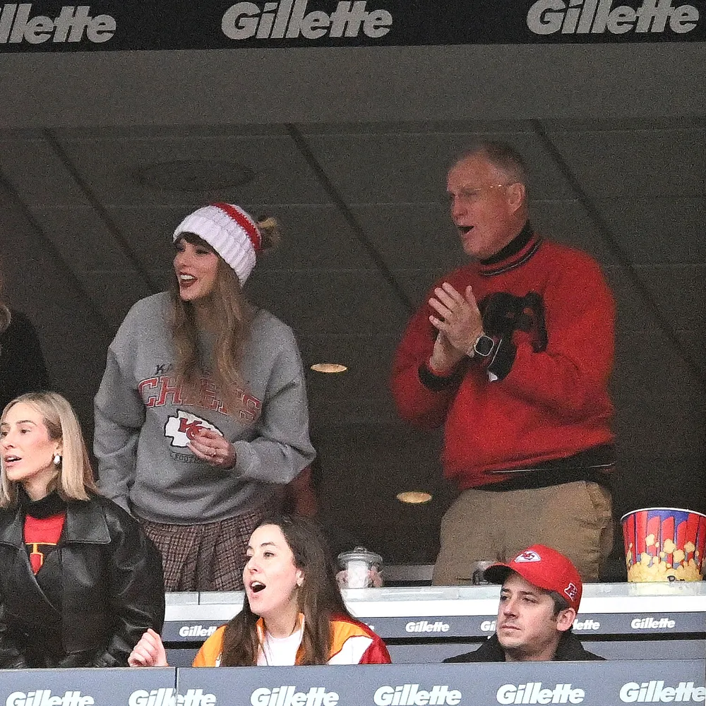 Jason Kelce Doesn't Like Seeing Taylor Swift Dad Wearing Chiefs Gear 2