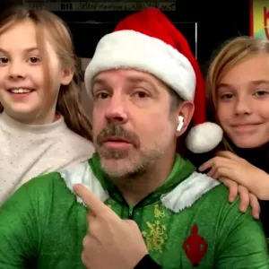 Jason Sudeikis’ Kids Hilariously Crash His Live Interview on Christmas: ‘They’re Ready to Light Up the Airwaves’