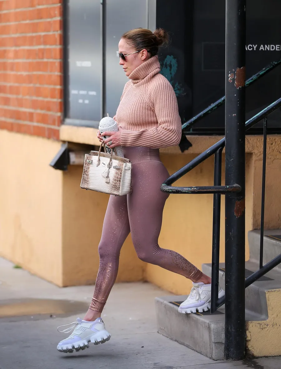 Jennifer Lopez Gym Outfits 767