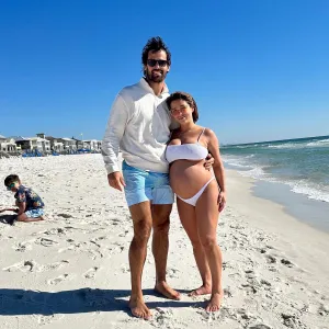 Jessie James Decker s Baby Bump Album