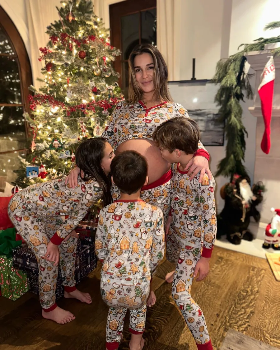 Jessie James Decker s Baby Bump Album