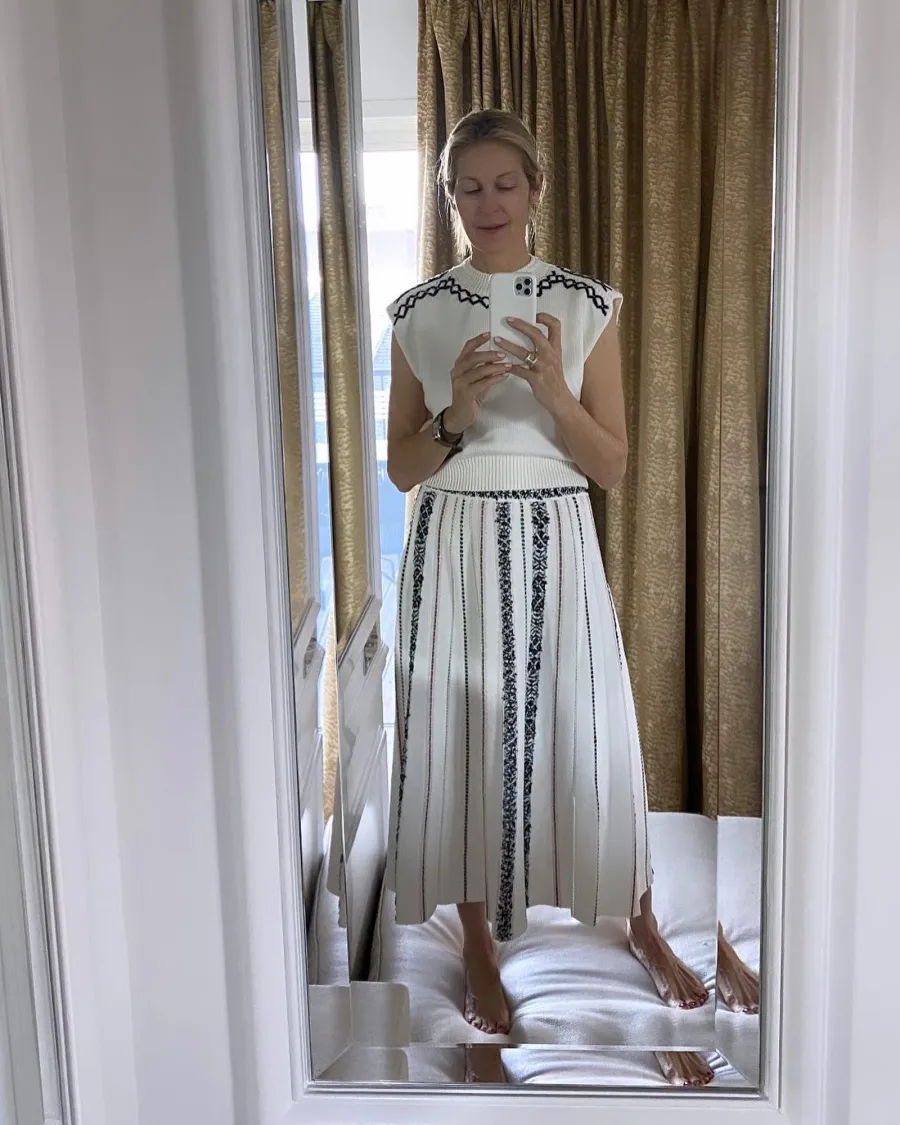 Kelly Rutherford’s Best Mirror Selfies
