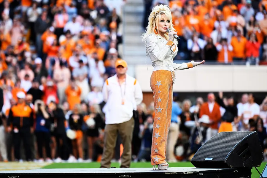 All of Dolly Partons Honest Quotes About Plastic Surgery Through The Years