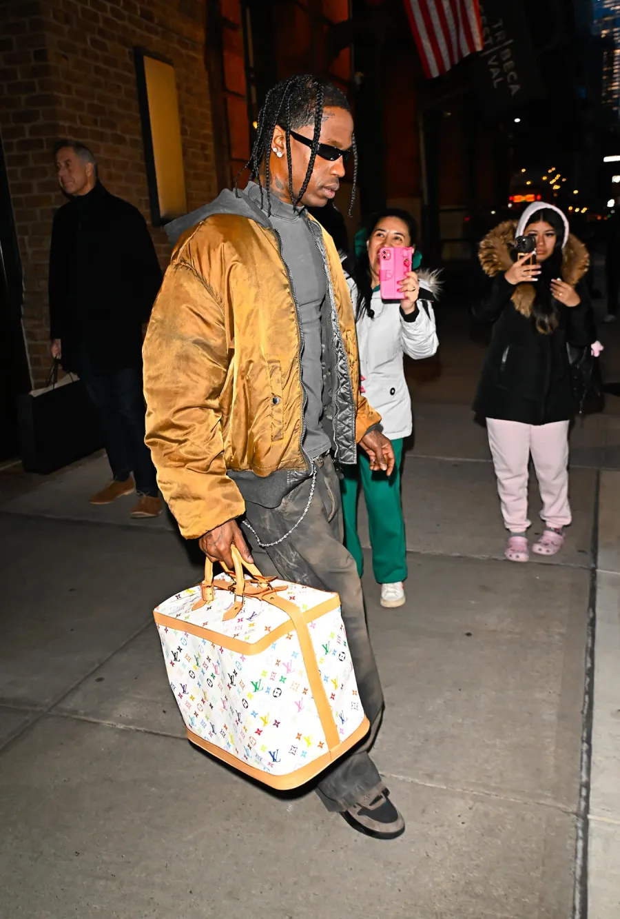 Stars Who Can Rock a Man Bag gallery