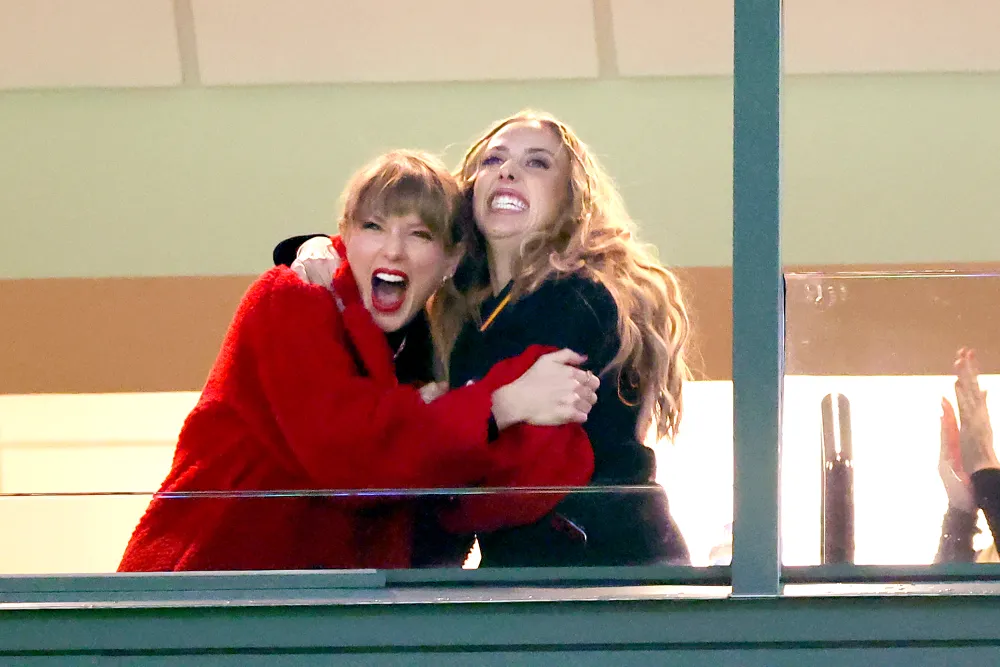 Taylor Swift Fans Think She Borrowed Brittany Mahomes&rsquo; Red Teddy Coat to Kansas City Chiefs Game