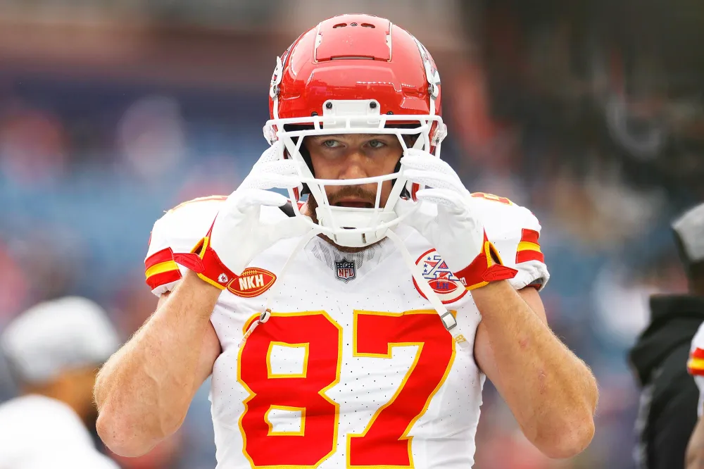 Taylor Swift Yells After Travis Kelce Falls During Kansas City Chiefs Game