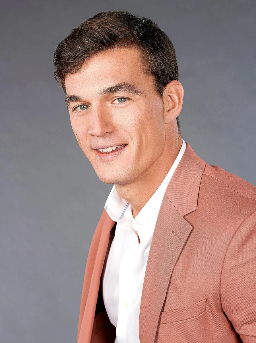 The Bachelor and The Bachelorette Alums Can t Stop Wearing Salmon Suits A Look Back 167