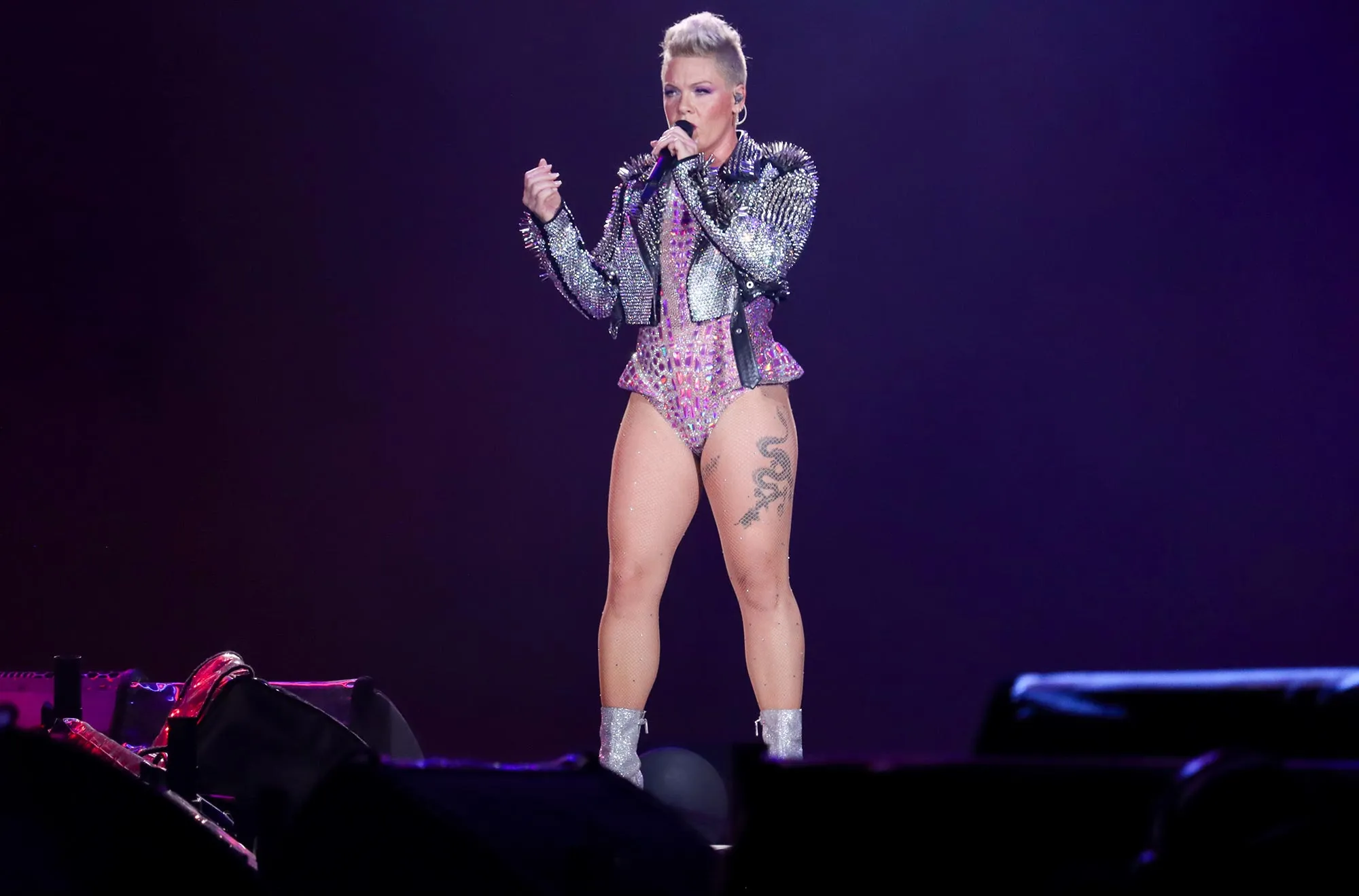 Pink Sings While She and Her Family Light Their Menorah on 1st Night of Hanukkah