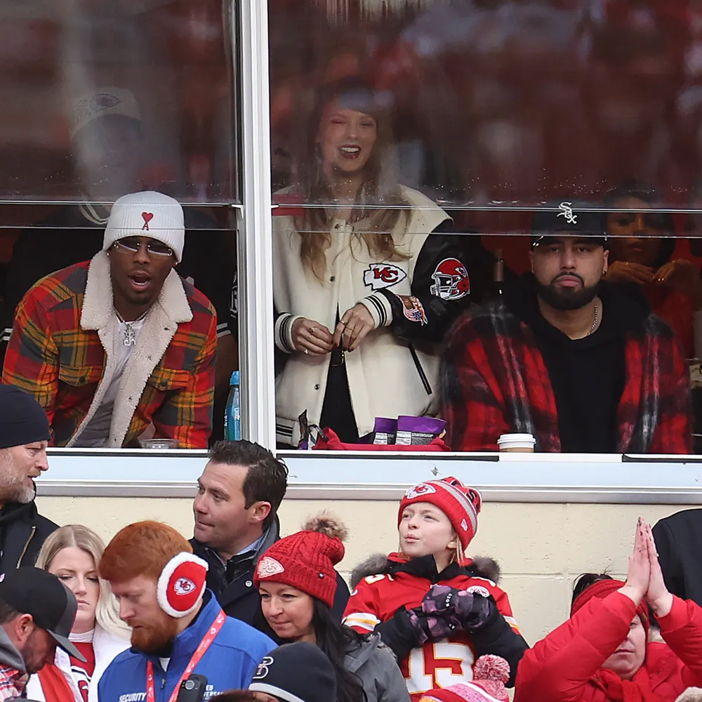 Taylor Swift Matches Travis Kelce In Kansas City Chiefs Jacket at New Year&rsquo;s Eve Game