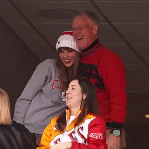 Taylor Swift Hugs Dad Scott While Cheering on Travis Kelce at Chiefs Game