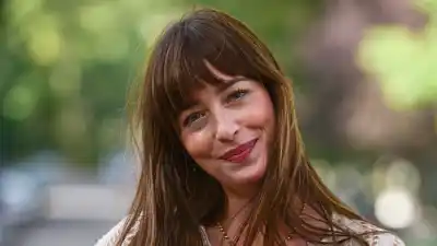 Dakota Johnson Clarifies Her 14-Hour Sleep Schedule