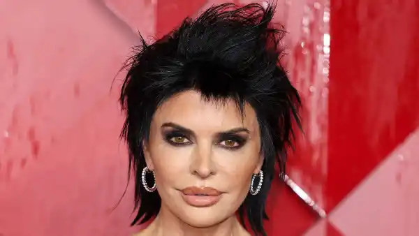 Feature Lisa Rinna Poses Completely Nude