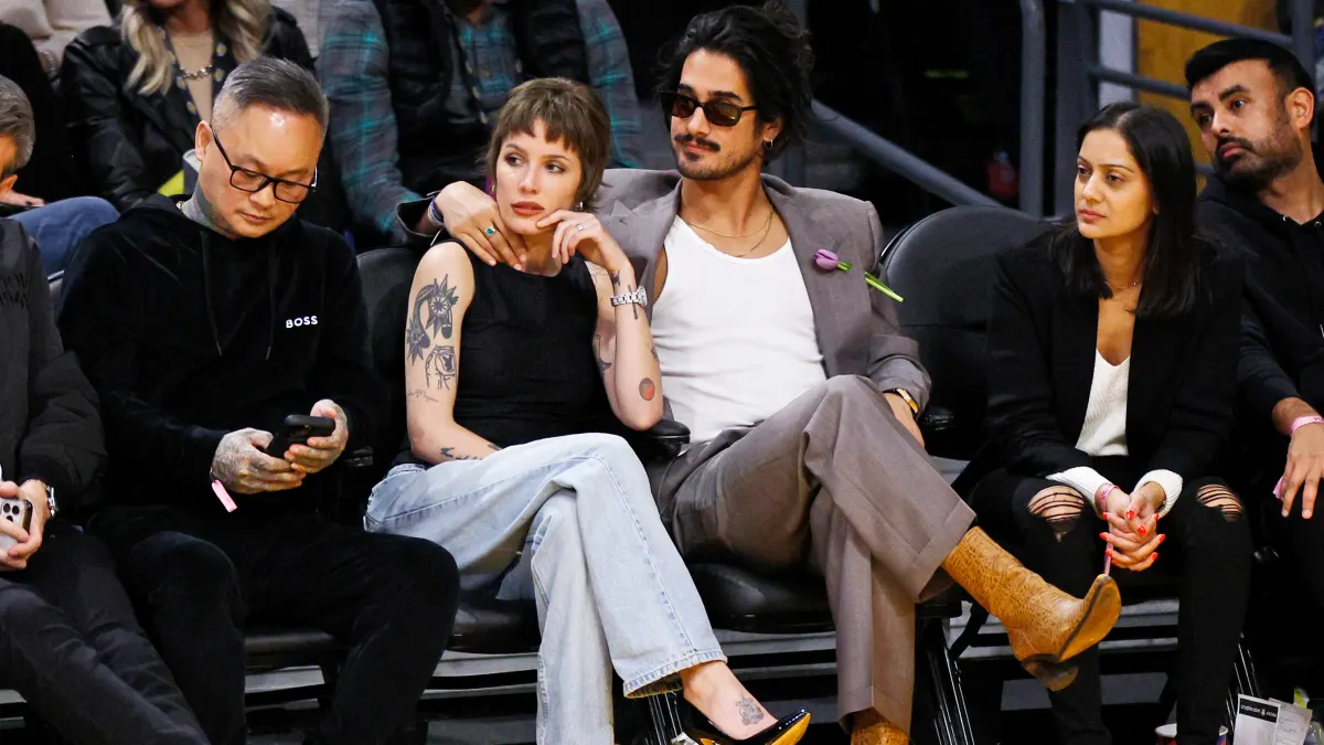 Halsey and Avan Jogia Are Courtside Cuties at Los Angeles Lakers Basketball Game