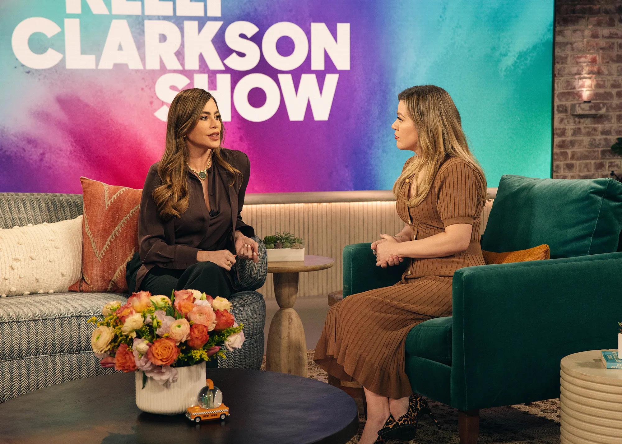 Kelly Clarkson Can’t Believe Sofia Vergara’s ‘Slight’ Transformation in ‘Griselda’