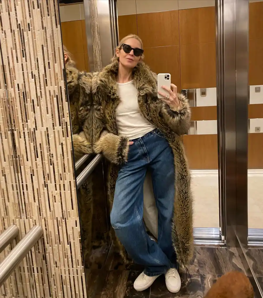 Kelly Rutherford s Mirror Selfie Gallery