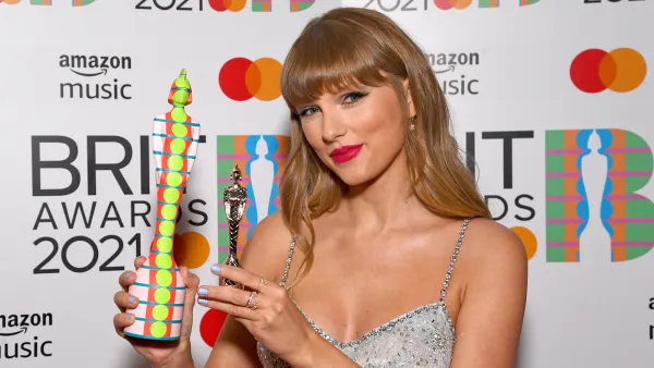 Taylor Swift Ordered This Fancy Cocktail for Her NFL WAG