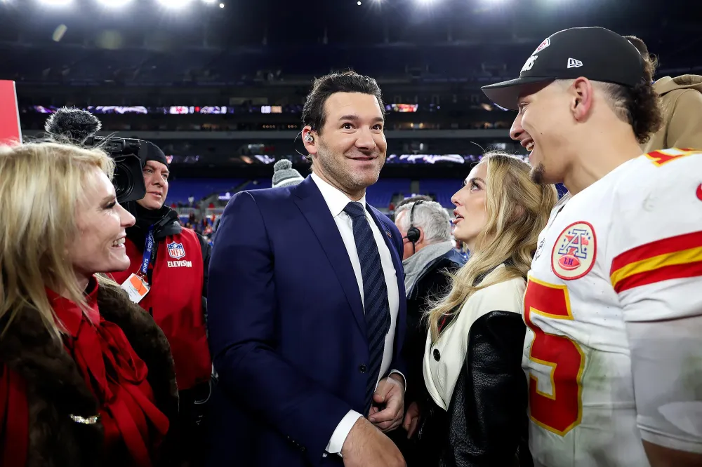 Taylor Swift Seemingly Compliments Tony Romo in Field Footage at Kansas City Chiefs Game