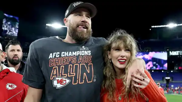 Taylor Swift Seemingly Compliments Tony Romo in Field Footage at Kansas City Chiefs Game