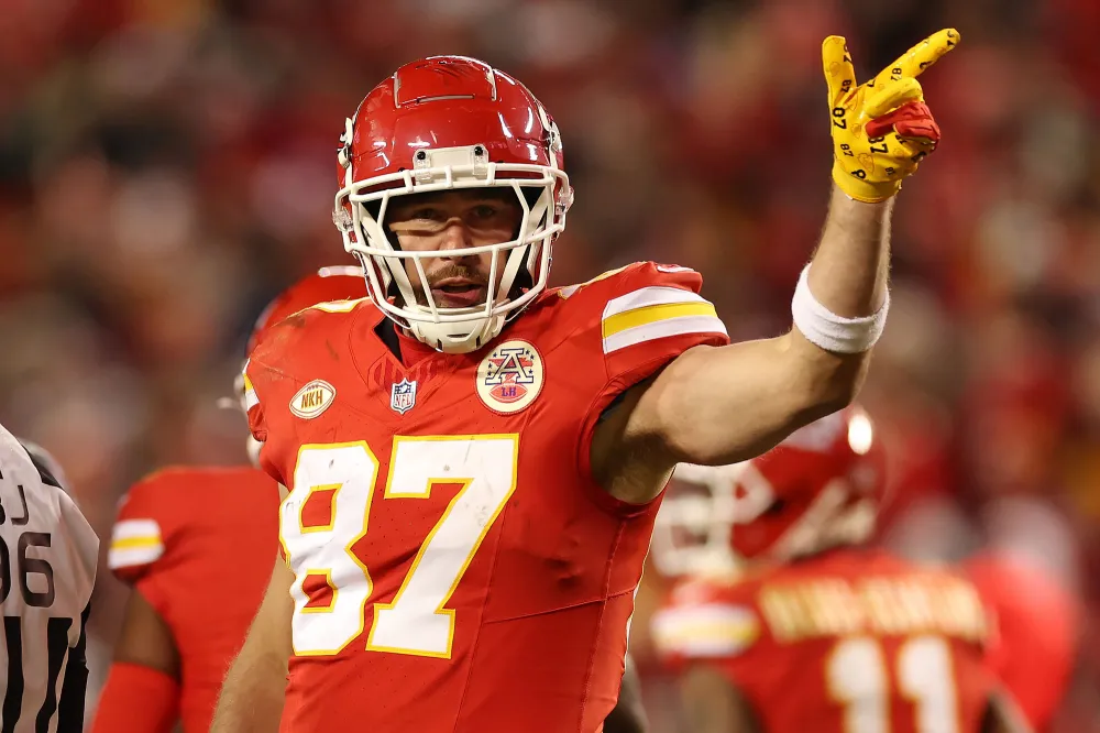 Taylor Swift and Travis Kelce Make Out at New Years Eve Bash 2