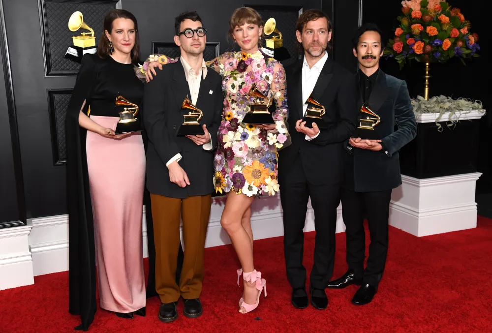 63rd Annual GRAMMY Awards &ndash; Media Room, Laura Sisk and Taylor Swift