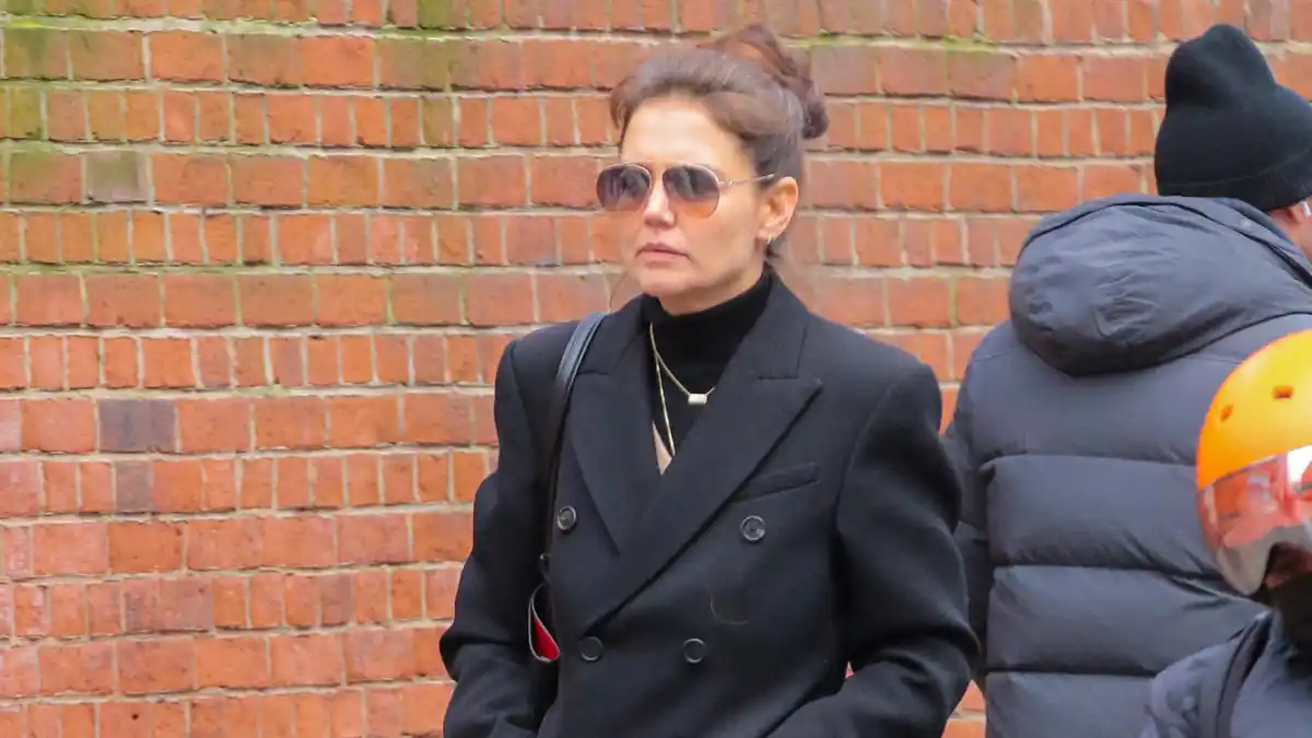 katie-holmes-double-breasted-coat