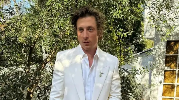 Jeremy Allen White Gives Behind the Scenes Glimpse of Getting Ready for the SAG Awards Jamie Mizrahi Instagram